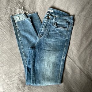 Good American “Good Legs” Frayed Step Hem Denim Ankle Crop Jean